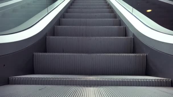 Эскалаторы в современных городских интерьерах — стоковое видео