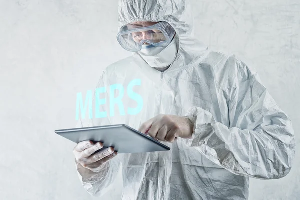 Científico médico leyendo sobre el virus MERS en Figital Tablet Com —  Fotos de Stock