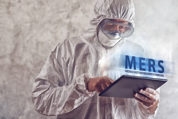 Ученый-медик, читающий о вирусе MERS на Figital Tablet Com — стоковое фото