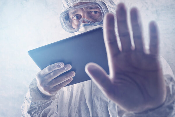Medical Scientist Reading About MERS Virus on Figital Tablet Com Royalty Free Stock Photos