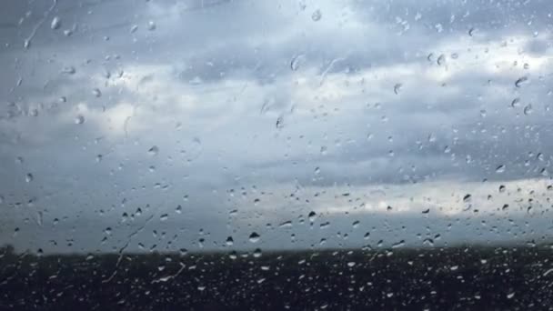 Días de lluvia, gotas de lluvia en la ventana del coche — Vídeo de stock