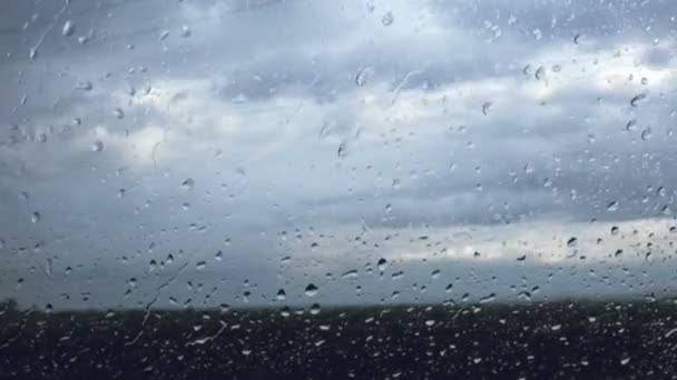 Días de lluvia, gotas de lluvia en la ventana del coche — Vídeos de Stock