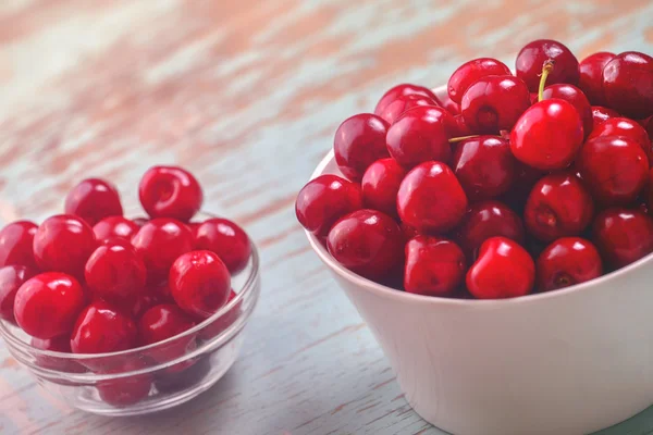 Cuenco de cereza dulce en mesa rústica —  Fotos de Stock