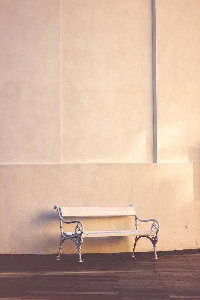 Вінтажна біла лавка Ретро тоновані — стокове фото