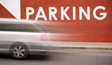 Başlık tuğla duvar üzerinde otopark