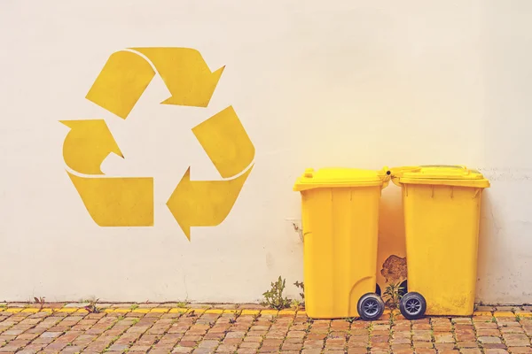 Dos papeleras amarillas de reciclaje en la calle — Foto de Stock