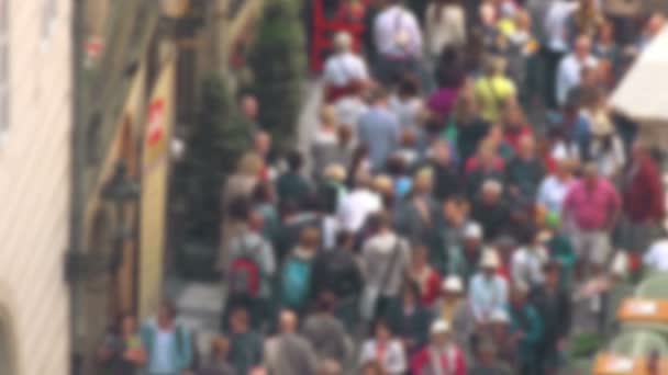 Размытая толпа людей на улице, широкая публика — стоковое видео