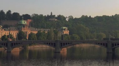 Köprü vltava Nehri geçen Prag tramvay