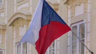 Çek Cumhuriyeti bayrağı sallayarak