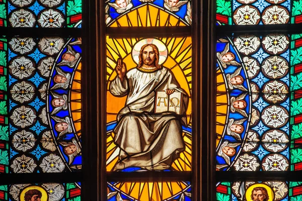 Prag saint vitus religiösa vitrage windows — Stockfoto