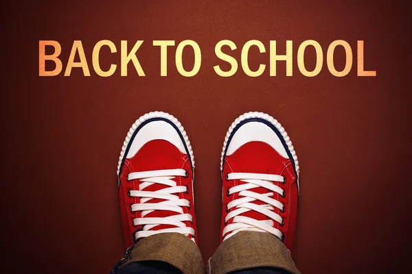 Tonåring står framför tillbaka till skolan linje — Stockfoto