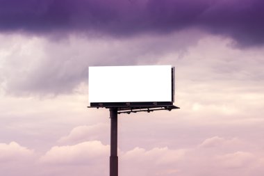 Bulutlu gökyüzü karşı boş açık Advertsing Billboard