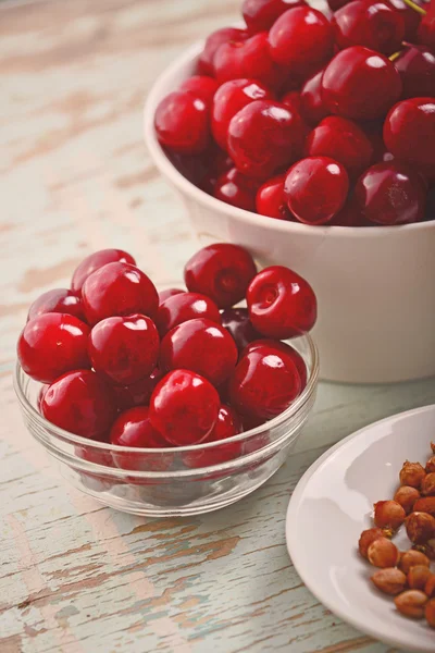 Ciotola di ciliegie dolci sulla tavola rustica — Foto Stock