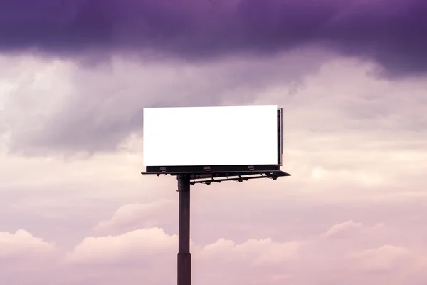 Publicidade ao ar livre em branco Billboard contra céu nublado — Fotografia de Stock