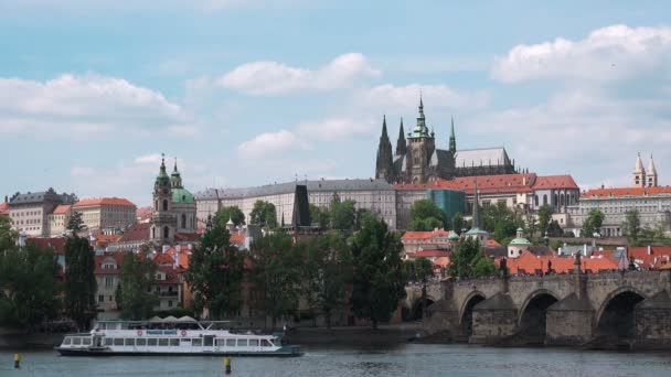 Slottet Hradcany och Sanktt Vitus domkyrka över Lesser Town — Stockvideo