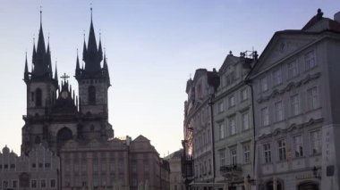 Boş Prag Eski Şehir Meydanı'nda sabahın erken saatlerinde