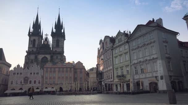 Boş Prag Eski Şehir Meydanı'nda sabahın erken saatlerinde — Stok video