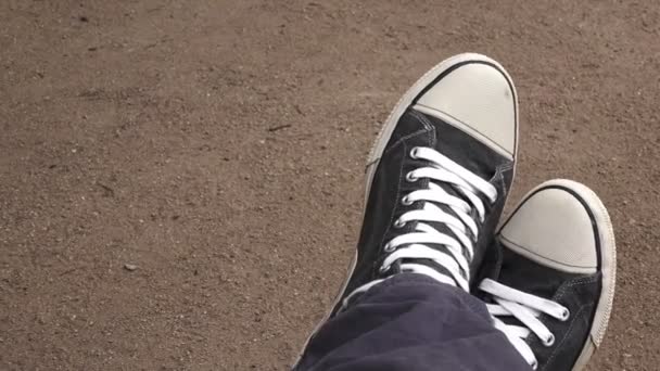 Молодой городской человек расслабляется, скрестив ноги — стоковое видео