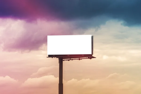 Anuncio al aire libre en blanco Billboard Against Cloudy Sky — Foto de Stock