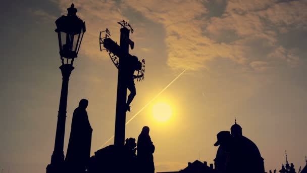 Silhouette einer Person auf der Prager Karlsbrücke — Stockvideo
