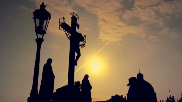 Silhouet van een persoon op de Praagse Karelsbrug — Stockvideo