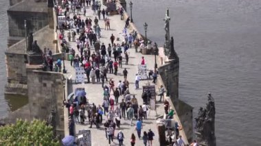 Prag Charles Köprüsü turist