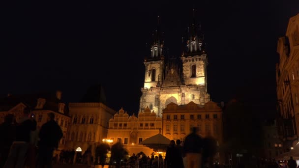 Praga Plaza de la Ciudad Vieja y la Iglesia de Tyn en la noche — Vídeo de stock