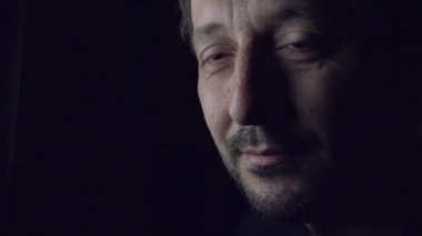 Karanlık Odada Gülen Adam Televizyon İzle