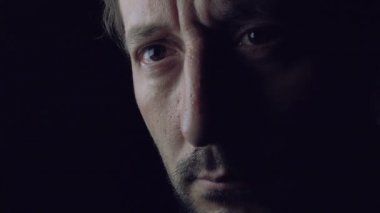 Karanlık Odada Üzgün ve Yalnız Adam Tv İzle