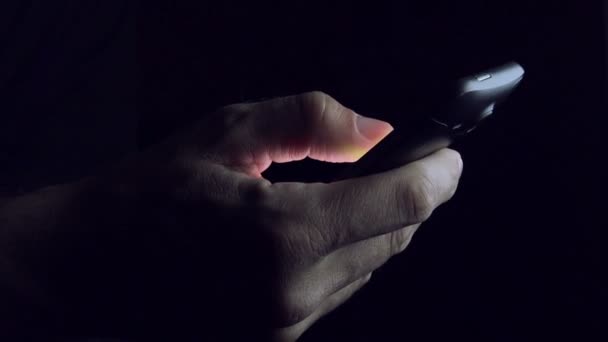 Мужские руки играют в видеоигры на смартфоне — стоковое видео
