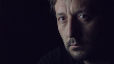 Televizyon Işık ile Karanlık Odada Sad Man Alone