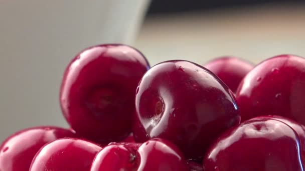 Raccolta a mano dolce ciliegia da ciotola — Video Stock