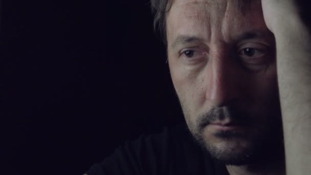 Trauriger Mann allein in dunklem Raum mit Fernsehlicht — Stockvideo