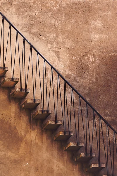 Alte alte Betontreppe, Seitenansicht — Stockfoto