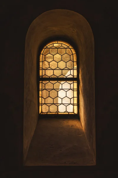 Старое окно и свет — стоковое фото