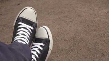 Kentsel delikanlı rahatlatıcı bacaklar ile geçti
