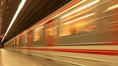 Metro İstasyonu'nda Metro Treni