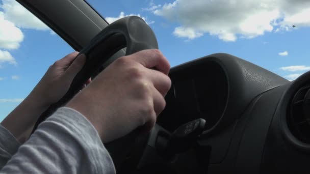 Жінка водіння автомобіля — стокове відео