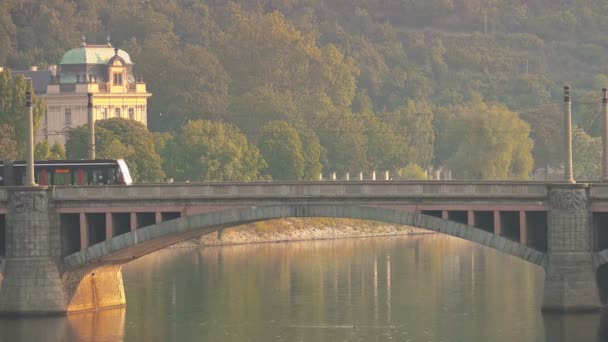 Prager Straßenbahn über die Moldau-Brücke — Stockvideo
