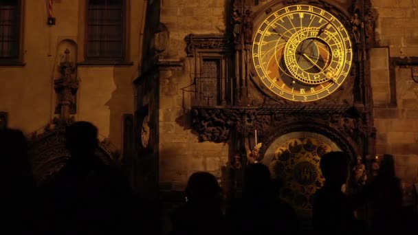 Reloj astronómico de Praga por la noche — Vídeo de stock