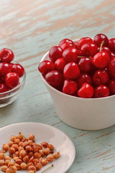 Ciotola di ciliegie dolci sulla tavola rustica — Foto Stock