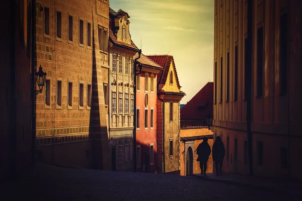 Persone irriconoscibili in Praga Street nelle prime ore del mattino — Foto Stock