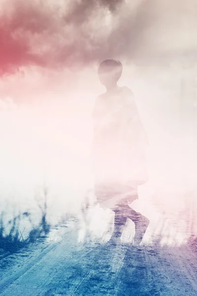 Woman Walking Through Countryside — Stock Photo, Image