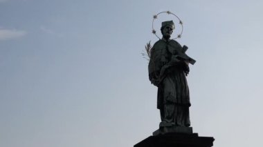 John Prag Charles Köprüsü'nde Nepomuk heykelinin