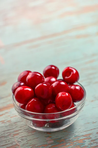 Tigela de cereja doce na mesa rústica — Fotografia de Stock