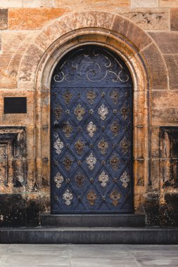 Yan girişe Prag Saint Vitus Katedrali