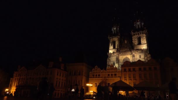 Prague Old Town Square en de Tynkerk nachts — Stockvideo