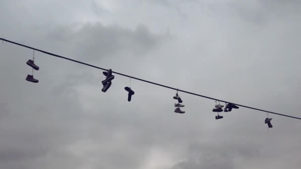 Schuhe werfen — Stockvideo