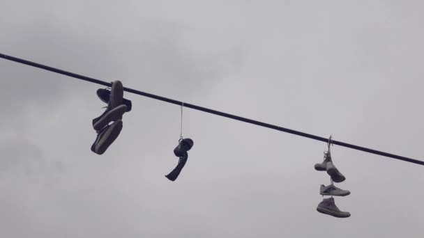 Scarpe Tossing — Video Stock