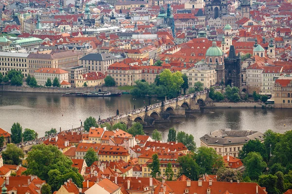 Prager Karlsbrücke vom Petrin-Hügel — Stockfoto